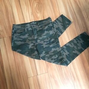 Universal Thread Camo High Rise Skinny Crop Size 10